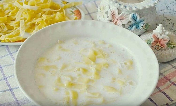 la sopa ligera de fideos con leche está lista.