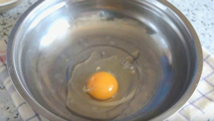 In the bowl, beat the egg, add the flour.