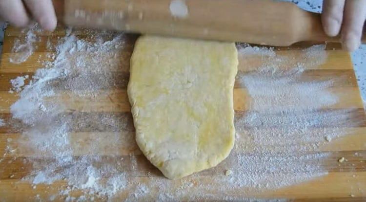 Lightly roll out the dough with a rolling pin.