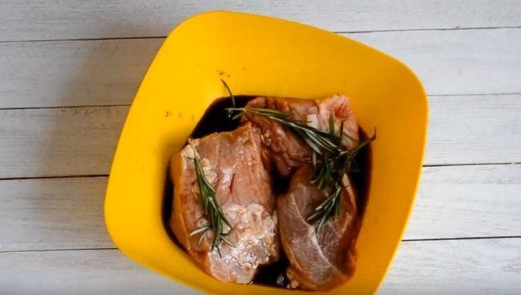 Add rosemary and leave the meat to marinate.