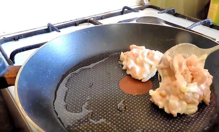 mettre un mélange de viande dans une casserole chauffée avec de l'huile végétale avec une cuillère.