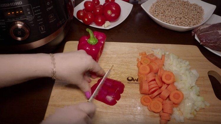 Couper les poivrons pelés sucrés à partir de graines.