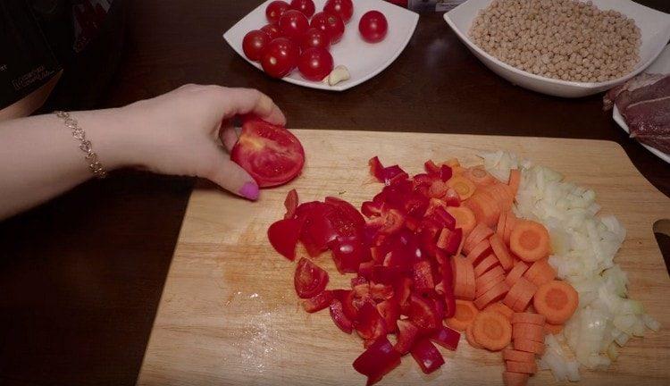 Također narežemo rajčicu.