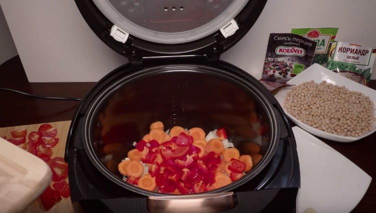 We spread onions, carrots, peppers in the multicooker.