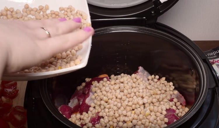 We wash the chickpeas and put them in the multicooker bowl over the meat.