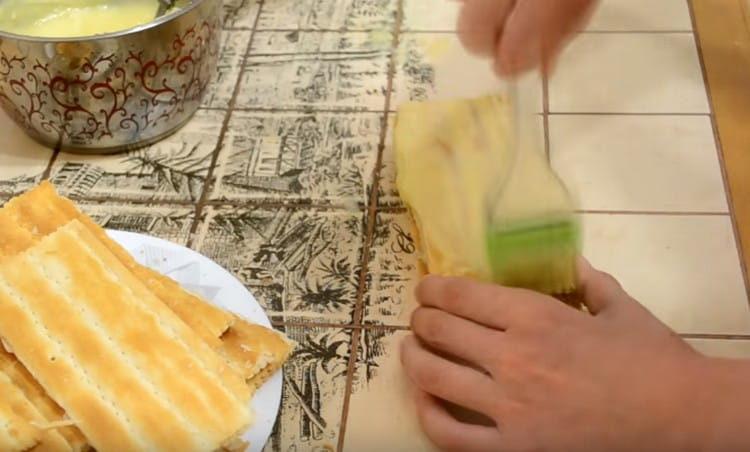 Nous enduisons les gâteaux feuilletés finis avec de la crème.