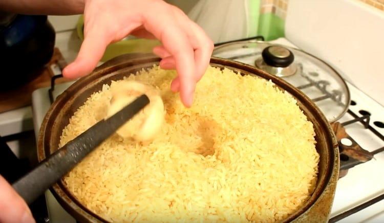 Remove the garlic from the prepared pilaf.