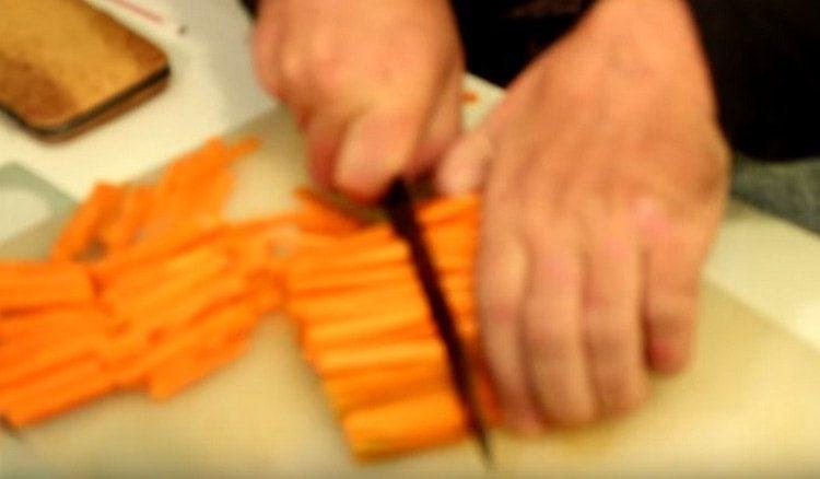 Cut carrots into thin sticks.