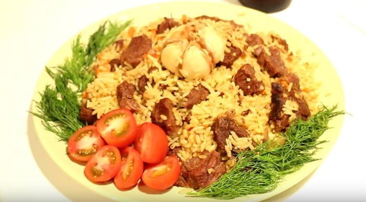 Tal pilaf de acuerdo con la receta clásica se puede cocinar fácilmente en casa.