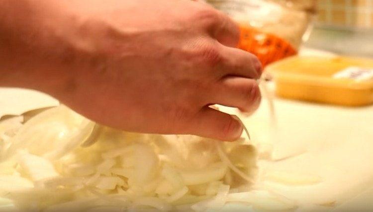 Cut the onion into half rings and knead a little with your hands.