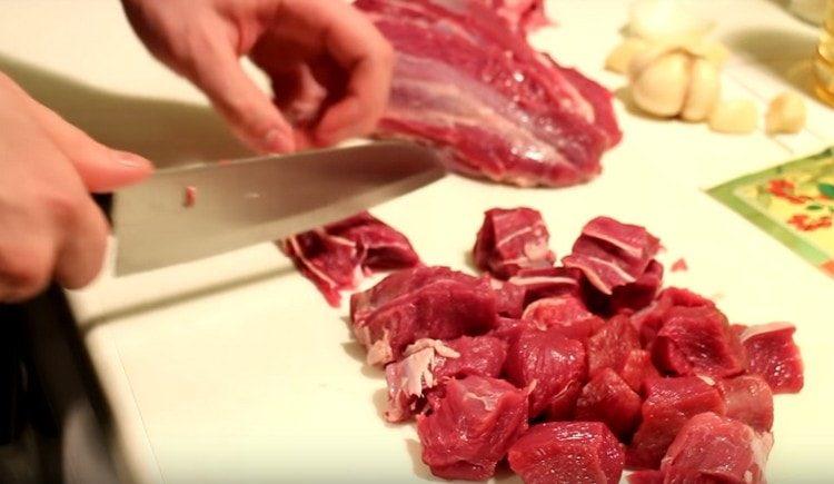 Cut the meat into slices.