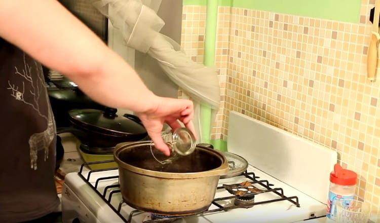 calienta el caldero, vierte aceite vegetal en él.