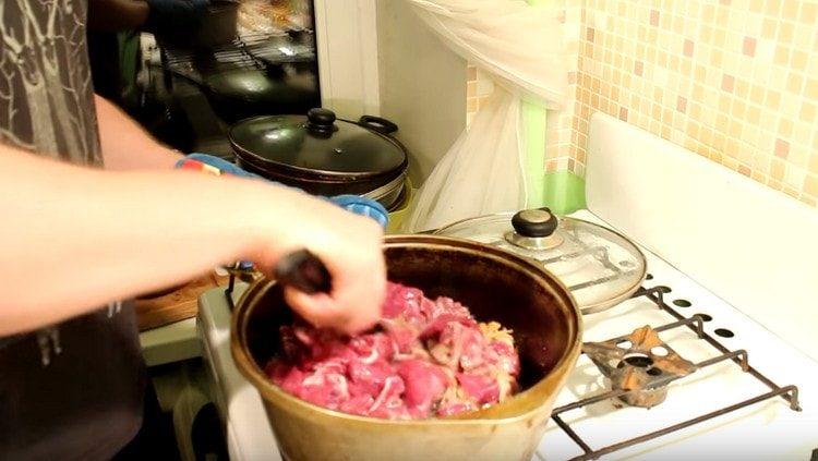 Ajouter la viande à l'oignon, faire frire.