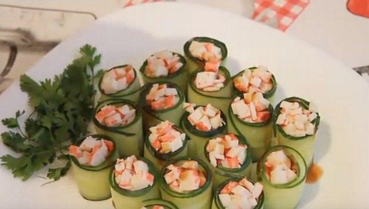 Ces merveilleux rouleaux de concombre peuvent être préparés sur la table de fête.