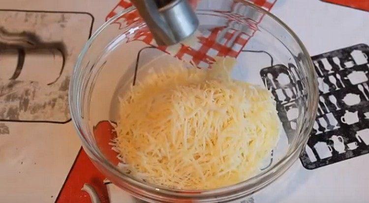 Squeeze the garlic through the press through the cheese.