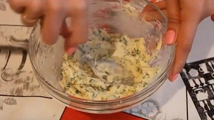 Ajoutez un peu de fromage fondu et mélangez le tout.