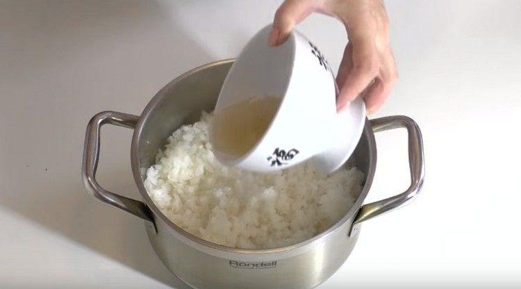 Sazone el arroz y mezcle.