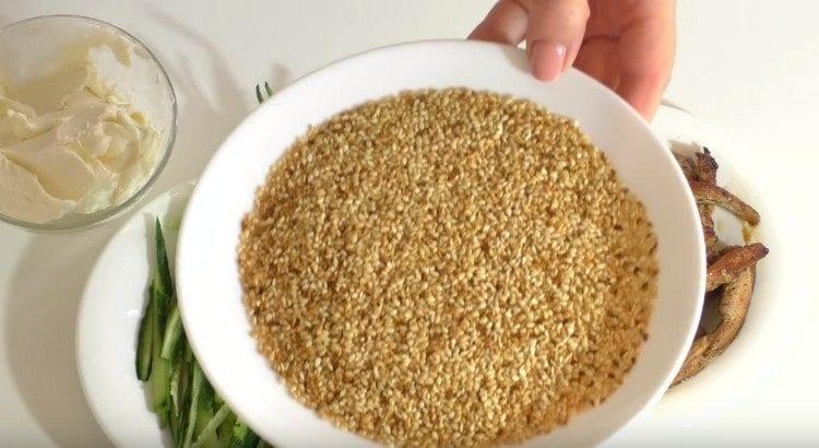 Freír las semillas de sésamo en una sartén seca.