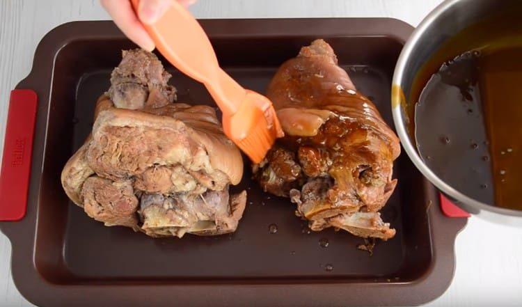 Put the boiled shank on a baking sheet and grease with caramel sauce.