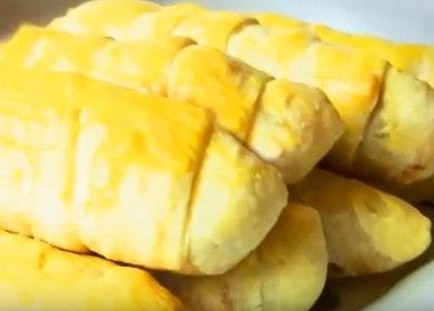 Smakelijke worstjes in gebak  met kaas