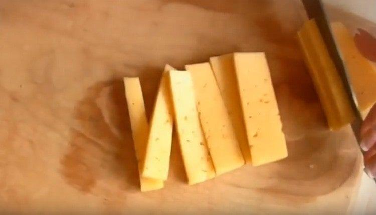 snijd harde kaas in dunne stokjes.