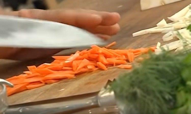 Cut the carrots into strips.