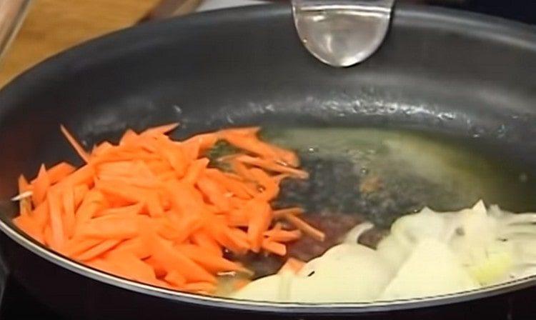 Nous passons les légumes dans une casserole.