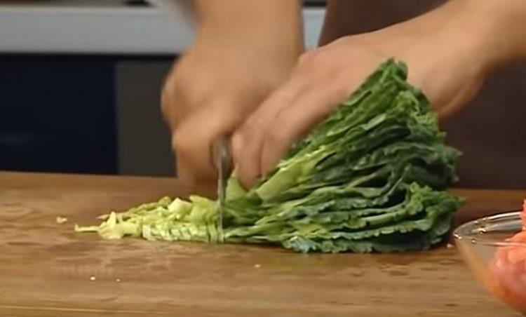Cut cabbage leaves and spread in the soup.