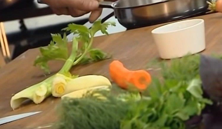 hacher le céleri et les carottes.