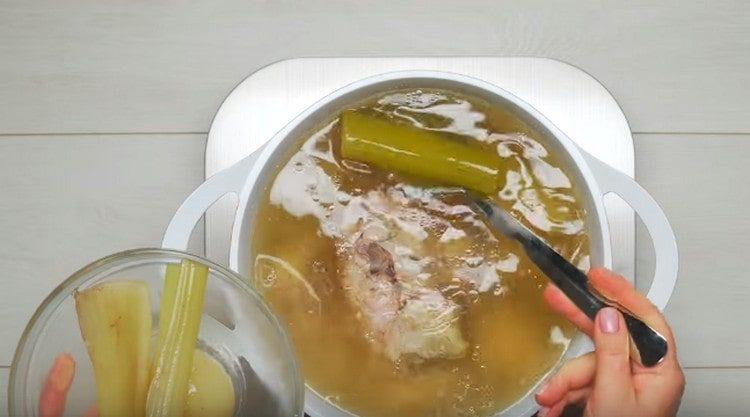 Iz juhe izvadimo povrće i piletinu.