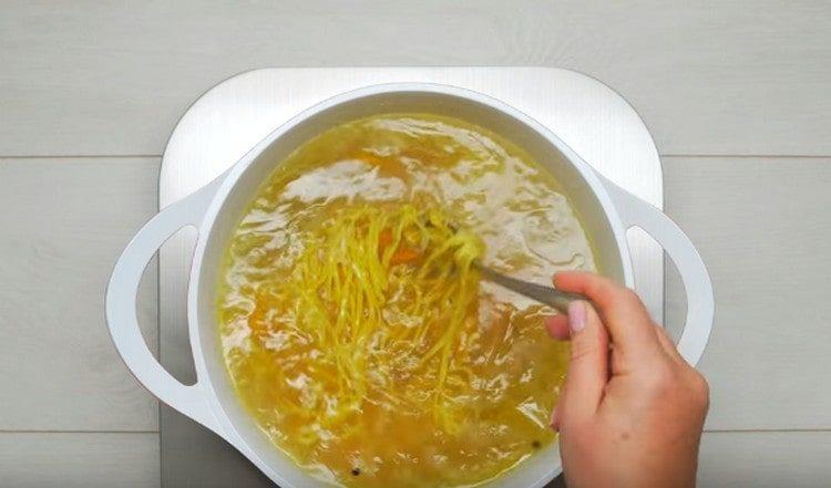 Étalez les nouilles dans la soupe.