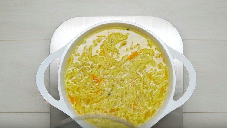 Saler et poivrer la soupe au goût.