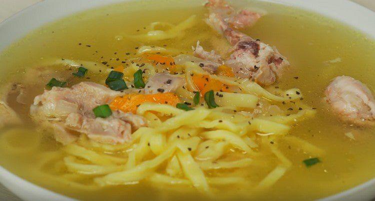 Lorsque vous servez dans une soupe avec des nouilles faites maison, ajoutez des portions de poulet par portions.