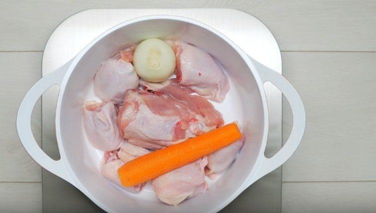 Ajouter les oignons et les carottes.