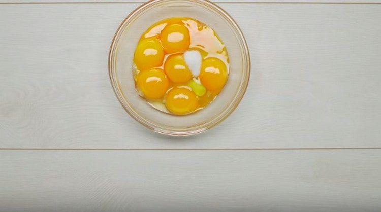 Dans un bol, déposer un œuf et les jaunes d’œuf, ainsi que du sel.