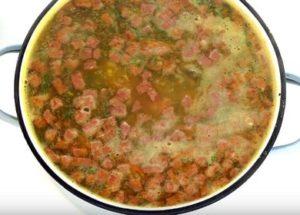 Nous préparons une soupe parfumée à la saucisse fumée selon une recette détaillée avec photo.