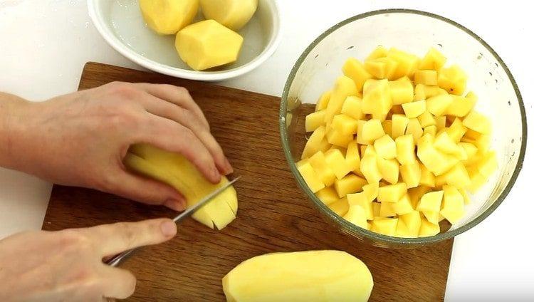 Épluchez les pommes de terre et coupez-les en cubes.
