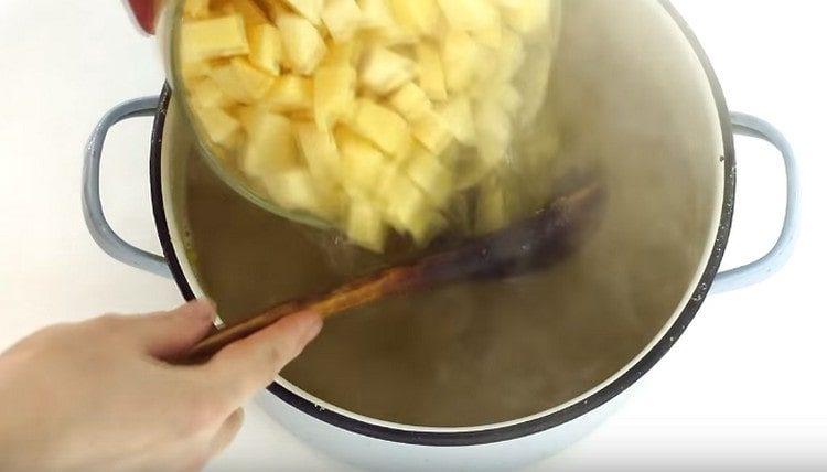 Ajouter les pommes de terre à la casserole de pois.