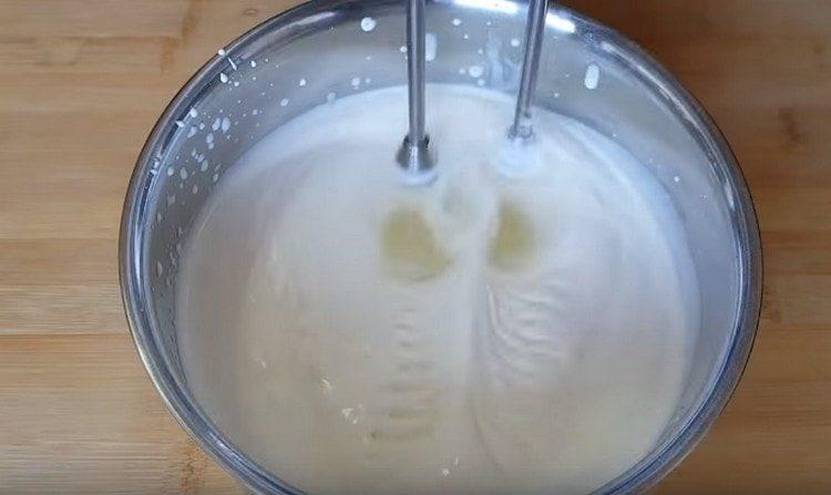 Ajoutez progressivement le sucre en poudre à la crème, battez-les jusqu'à ce que la mousse soit stable.