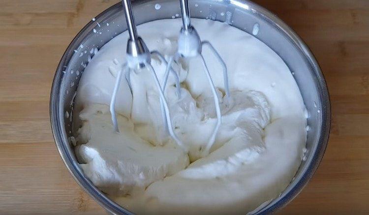 Mezclar la crema con queso cottage suave.