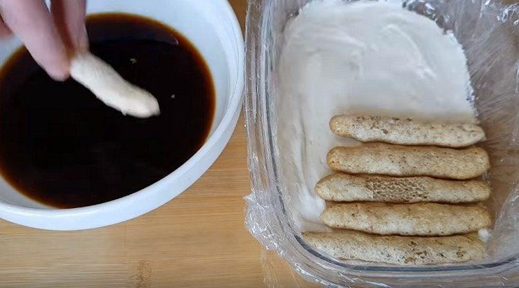 Trempez chaque biscuit dans le café et étendez-en une couche par-dessus la crème.