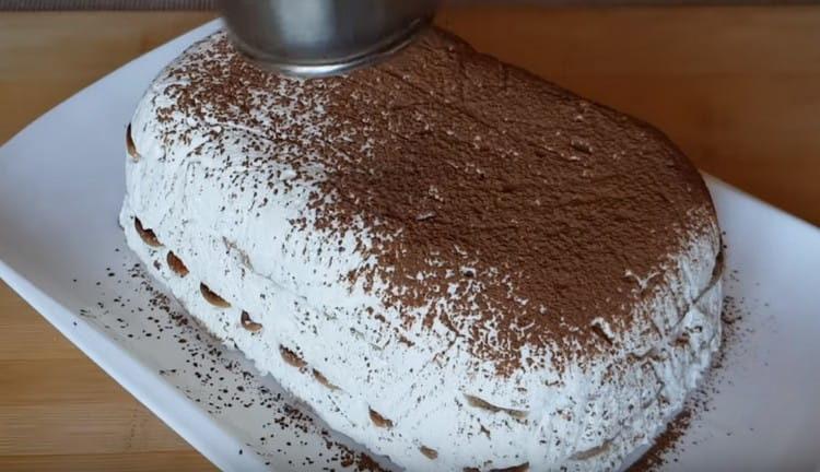 Convierta el pastel terminado en un plato y espolvoree el cacao.