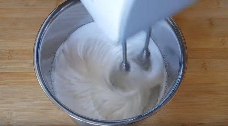 Ajouter le sucre en poudre aux protéines et battre jusqu'à l'obtention d'une mousse stable.