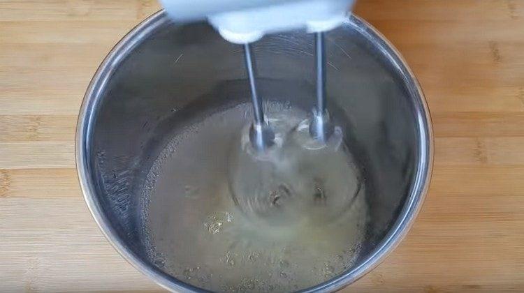Fouettez les blancs avec un mixeur avec une pincée de sucre.