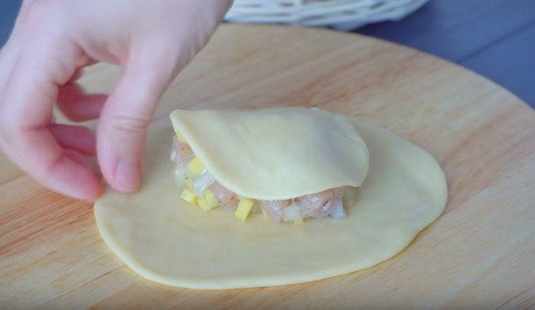 Extienda el relleno en un pastel más grande y cúbralo con un trozo de masa más pequeño.