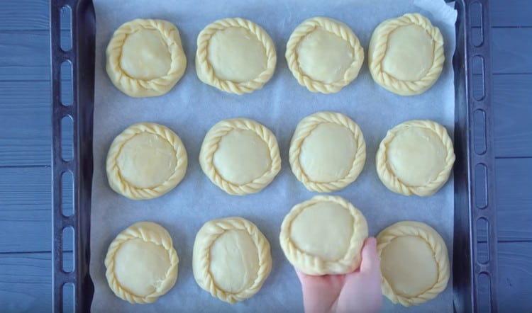 on étale les produits obtenus sur une plaque à pâtisserie recouverte de papier sulfurisé et on met au four.