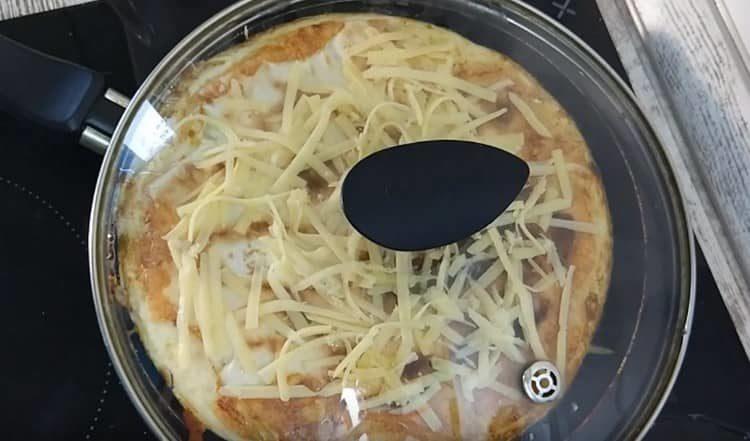 Espolvorea el plato con queso y las hierbas restantes.