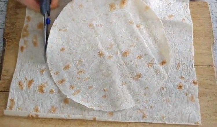 From a sheet of pita bread we cut a circle to fit the pan.