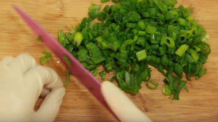Cortar finamente las verduras.