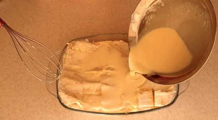 vierta el pastel con la mezcla de huevo